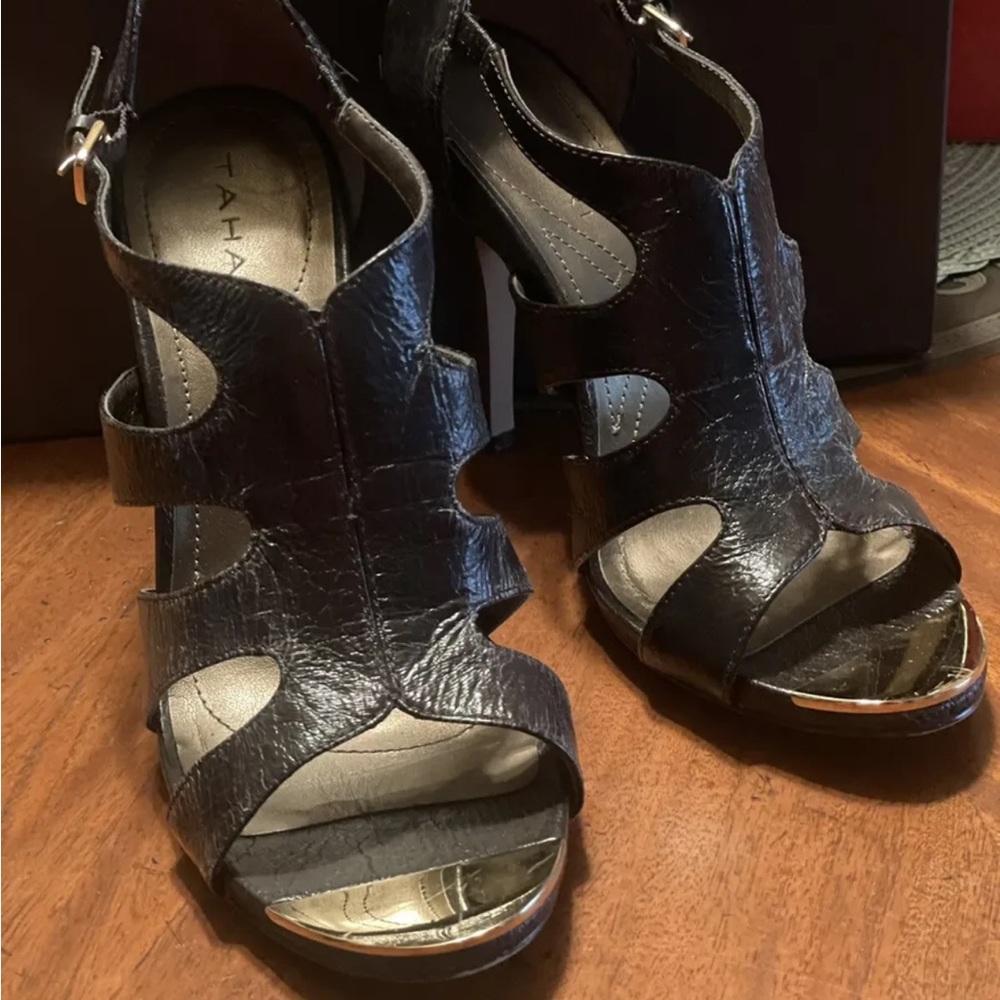 Tahari TA-Shasta 7M Strappy Open Toe Stilettos Sandals.